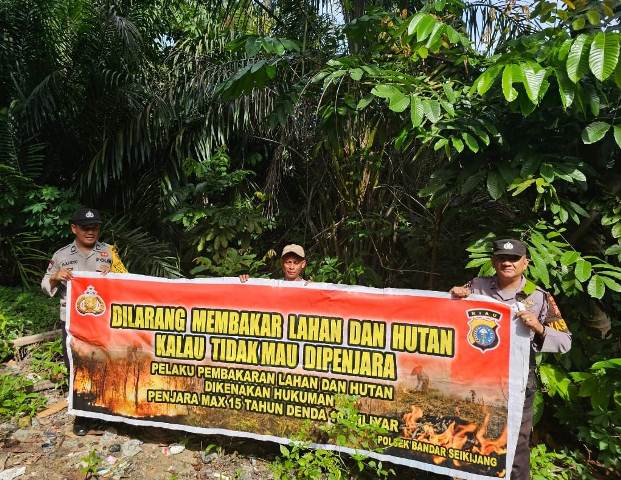 Patroli Karhutla dan Sosialisasi Maklumat Kapolda Riau, Polsek Bandar Sei Kijang Berkomitmen Cegah Kebakaran