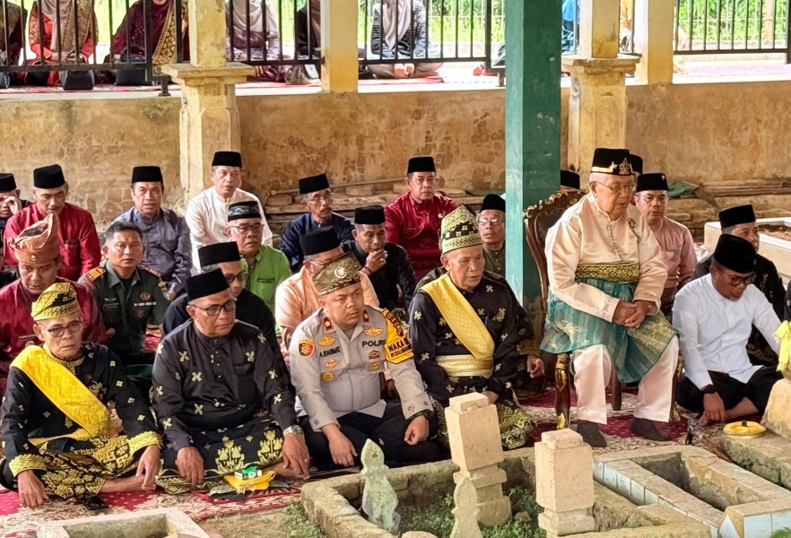 Sambut Ramadan 1447 H, Bupati Zukri dan Sultan Pelalawan X Ziarah Makam Sultan di Masjid Hibbah