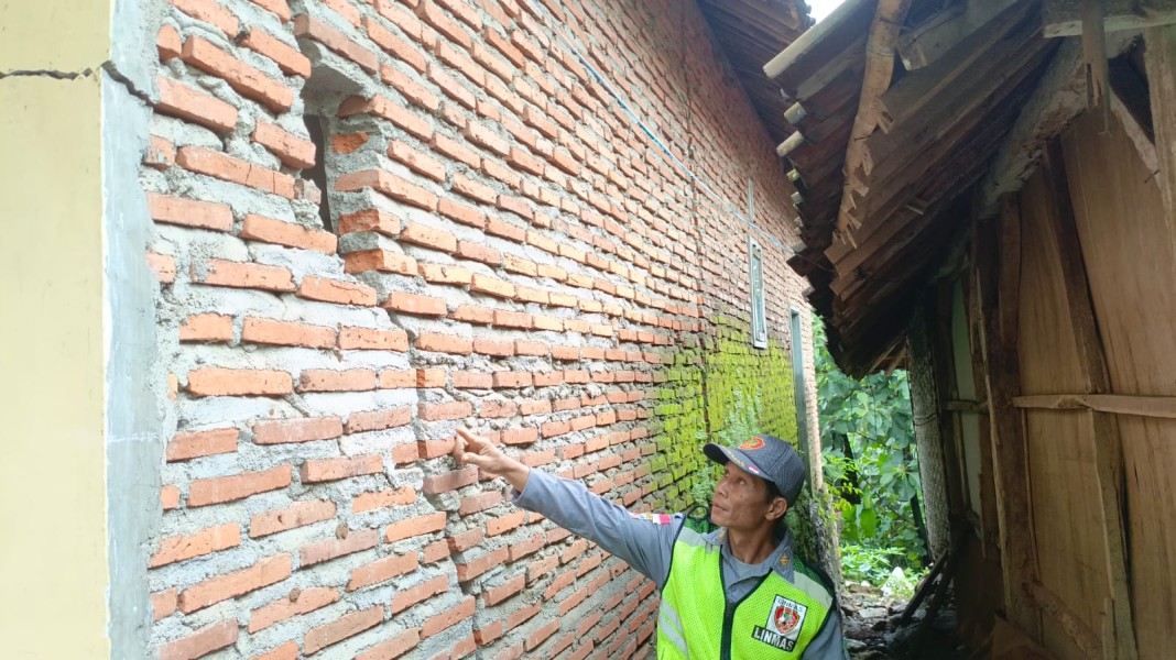 Puluhan Rumah Rusak Akibat Tanah Gerak di Pasuruan, BPBD Cepat Tanggap Berikan Bantuan Logistik