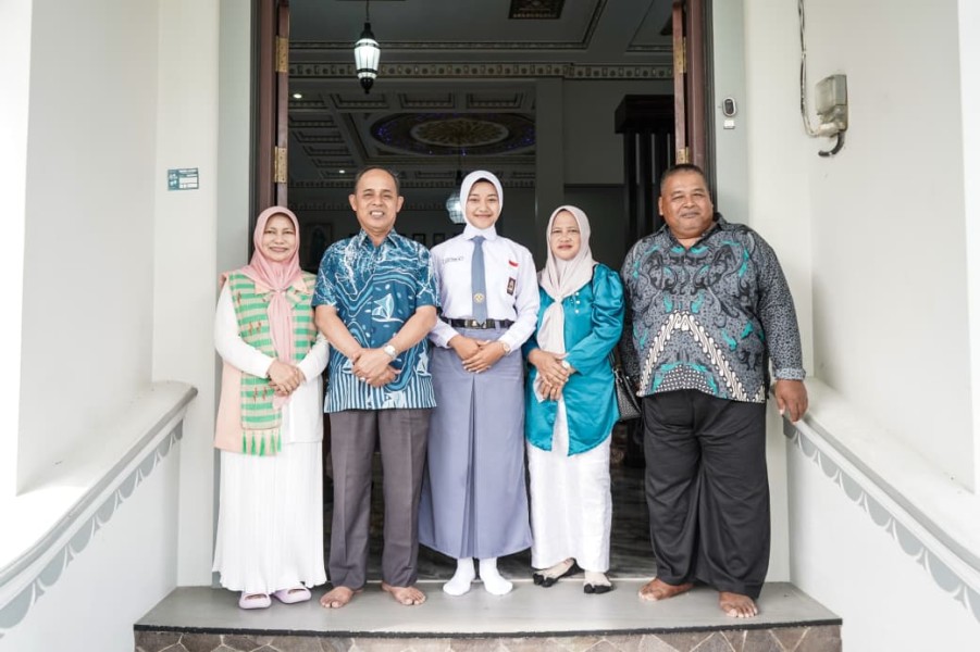 Bupati Herman dan Ketua TP-PKK Inhil Lepas Keberangkatan Arifa Rahma Maulydha ke Jakarta, Wakili Riau sebagai Paskibraka Nasional 2026
