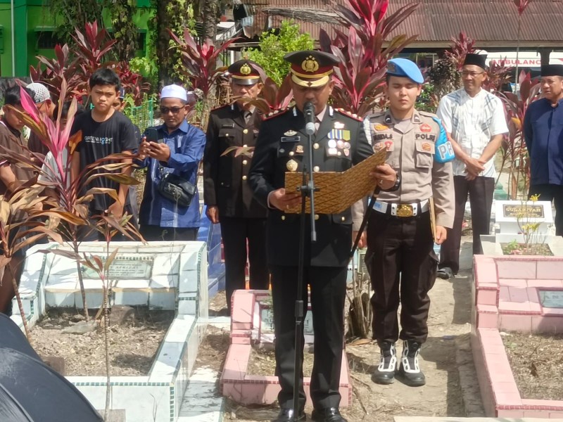 Kapolres Inhil Pimpin Upacara Kedinasan Pemakaman AKP Cardi Edi Haryanto Berlangsung Khidmat di Pekanbaru