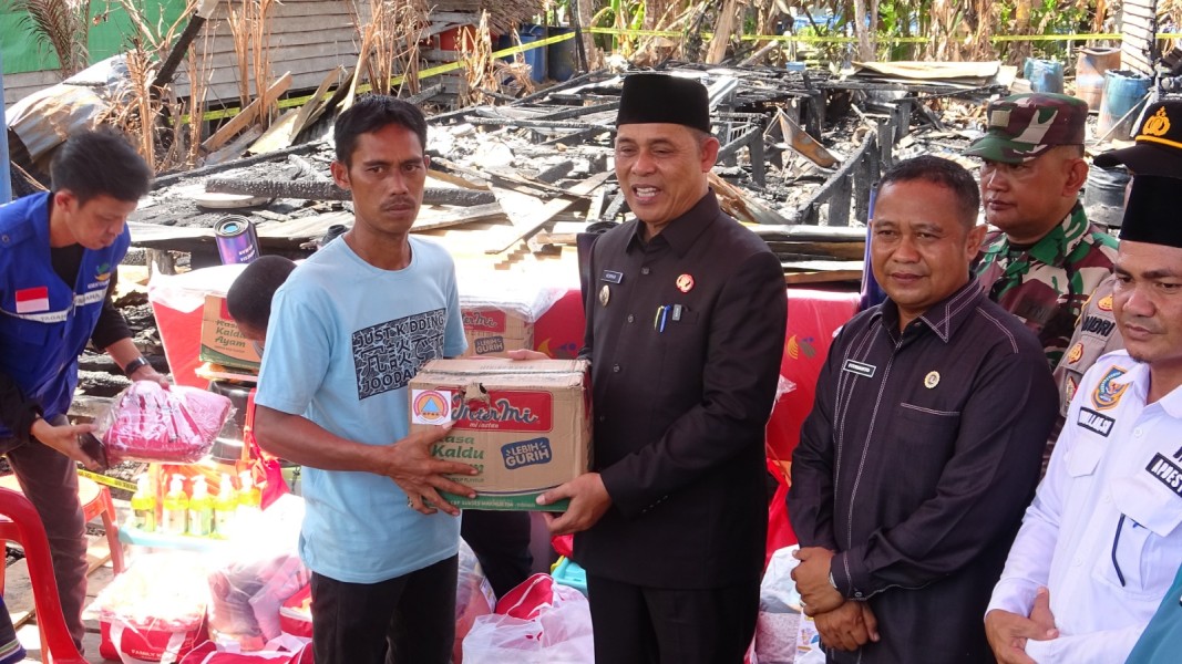 Bupati Inhil Salurkan Bantuan untuk Korban Kebakaran di Belantaraya