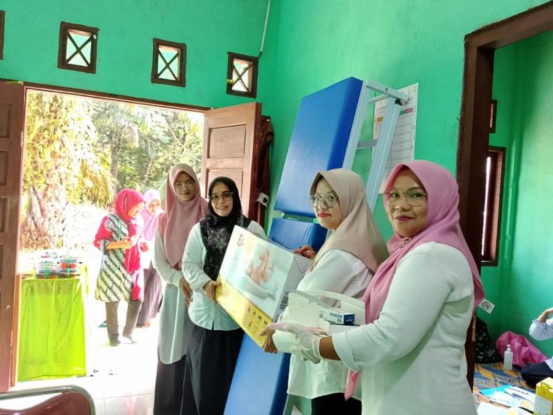 Ketua PKK Desa Kota Lama Tinjau Kegiatan Posyandu dan Serahkan Alat Penunjang Kesehatan