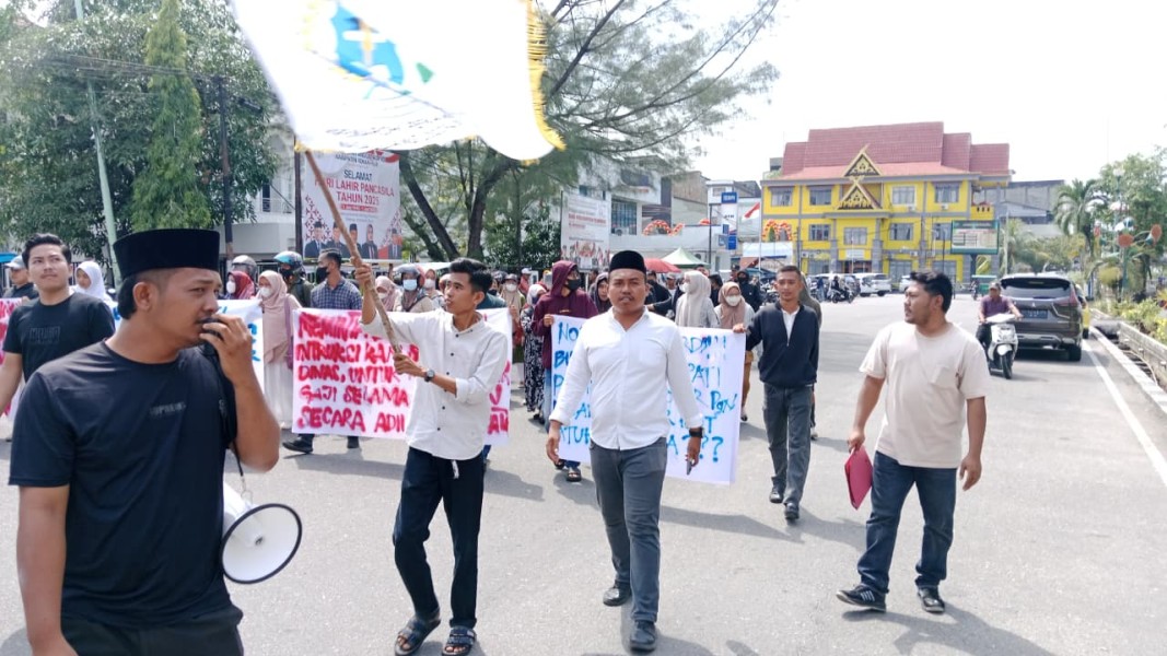 Dirumahkan Tanpa Gaji, Honorer Teriak Didepan Mess Pemda Rohil