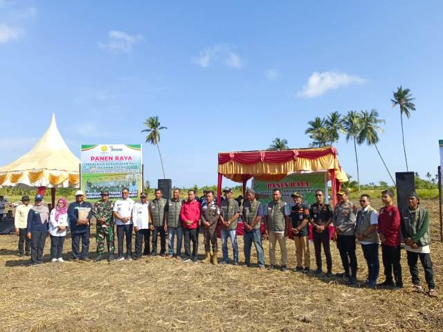 Polres Meranti Dukung Panen Raya Oplah Bersama Bupati di Desa Mekar Baru Rangsang Barat