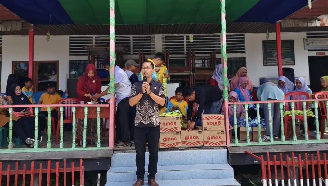 SMSI dan JMSI Inhil Salurkan Ribuan Susu Ginas di SMPN 1 Tempuling