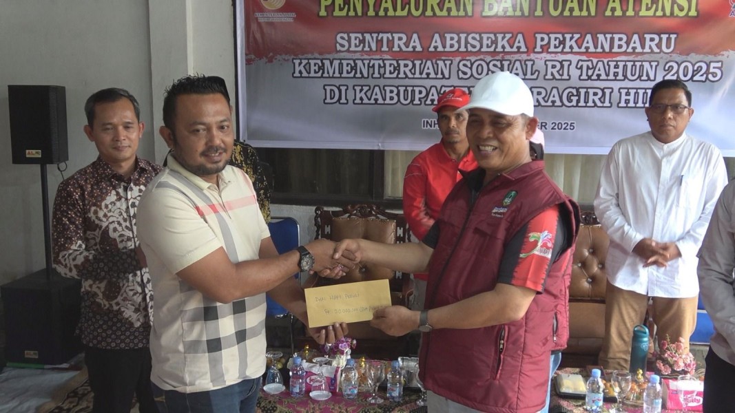 Bupati dan Ketua PMI Inhil Salurkan 124 Paket Bantuan Atensi Bersama Balai Sentra Abiseka Pekanbaru