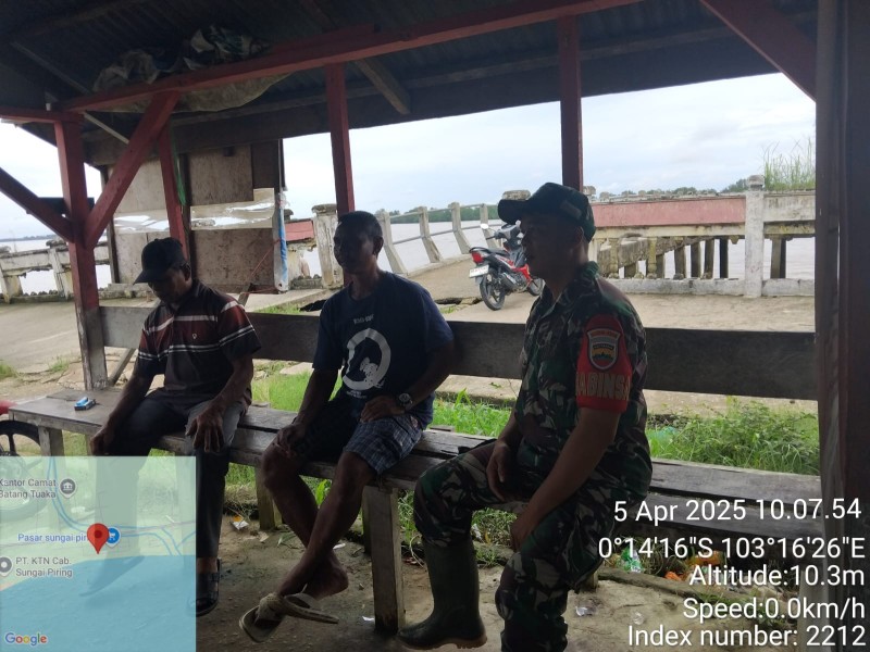 Babinsa Koramil 12/Batang Tuaka Ingatkan Keselamatan Berkendara Jelang Libur Idul Fitri 1446 H