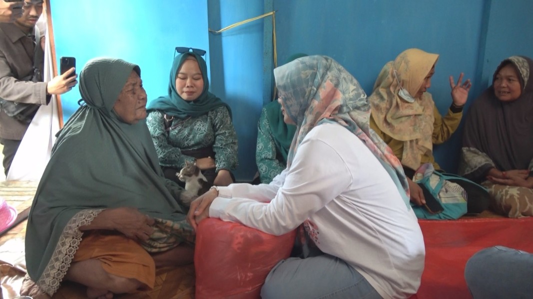 Ketua TP PKK Inhil Kunjungi Nenek Indrawati, Warga Lansia Sebatang Kara