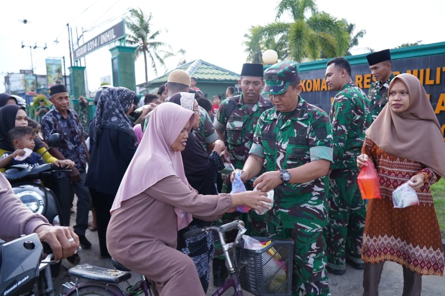 Wujud Kepedulian TNI, Kodim 0314/Inhil Kembali Berbagi Takjil Kepada Masyarakat