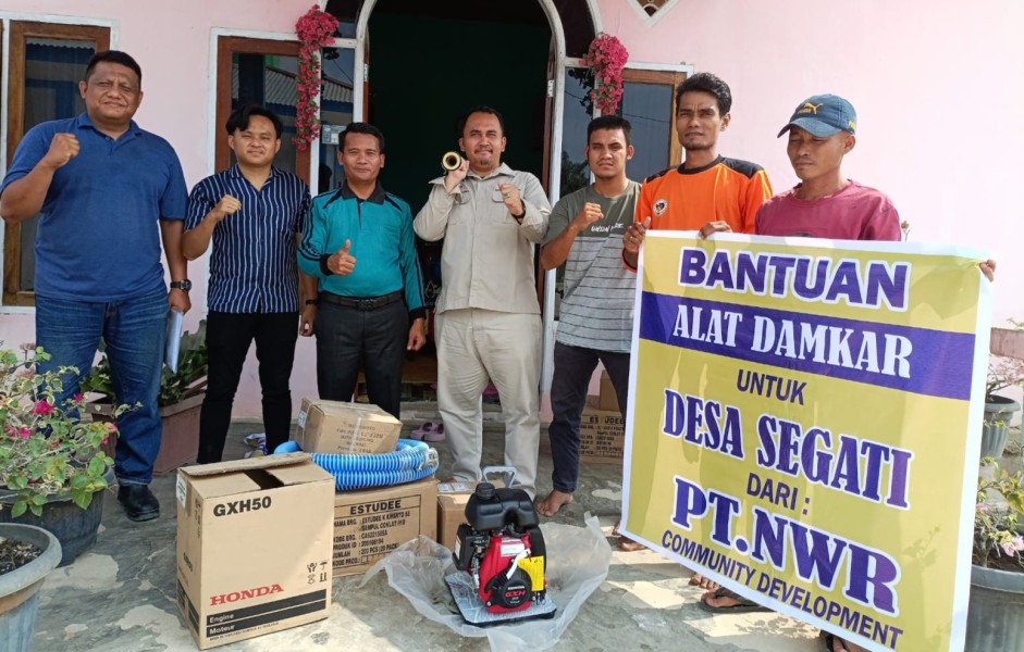 Pelalawan Siaga Karhutla, PT NWR Bekali Masyarakat Peduli Api Mesin Pemadam Mini Striker