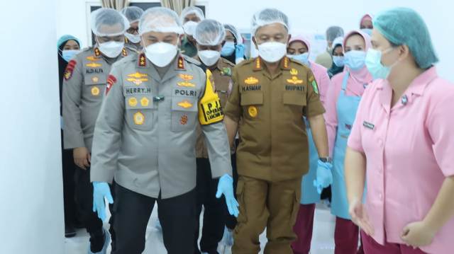 Kunker Kapolda Riau Di Meranti Bermacam Acara Resmikan Dapur SPPG Hingga Tanam Pohon Serta Berikan Penghargaan Personil Polres Meranti