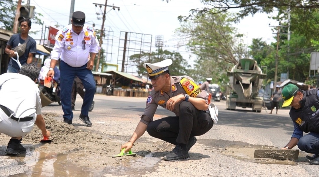 Jelang Ramadan, Forum Keselamatan Lalu Lintas Inhil Tambal Sulam Jalan Berlubang Menekan Angka Kecelakaan