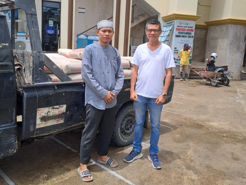 PT KAS Bantu Percepat Pembangunan Masjid Jamik Rengat dengan Bantuan Semen