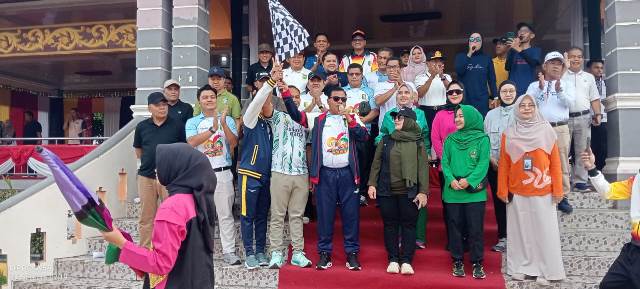 Bupati Suhardiman Amby Lepas ribuan Peserta Gerak Jalan Santai Bersempena HUT Kuansing ke 26 Tahun