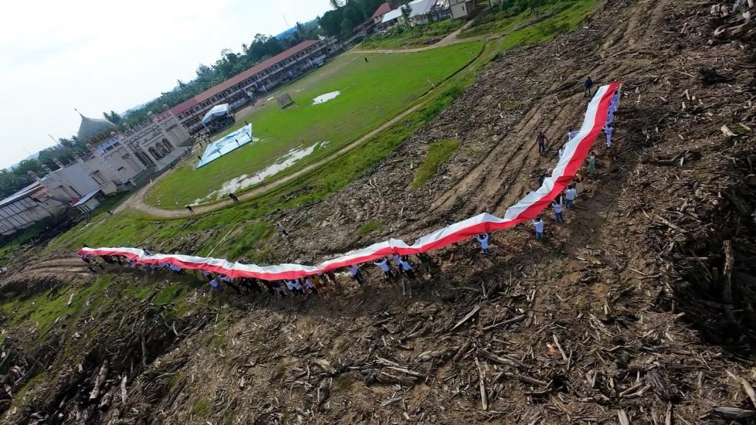 BSI Kibarkan Merah Putih 81 Meter, Titipkan Semangat Bangkit untuk Aceh Tamiang