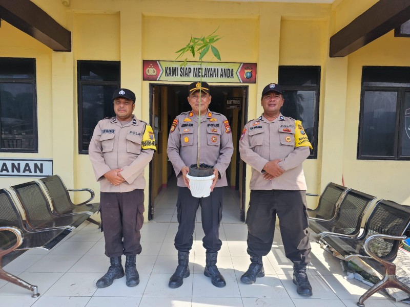 Ulang Tahun ke-55 Spesial, Kapolsek Pulau Burung Dapat Kado Bibit Pohon dari Kapolda Riau