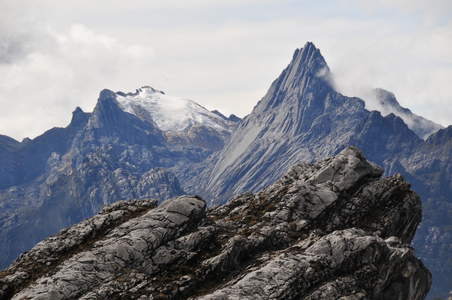 Mengenal The Seven Summits of Indonesia: 7 Puncak Tertinggi di Tanah Air