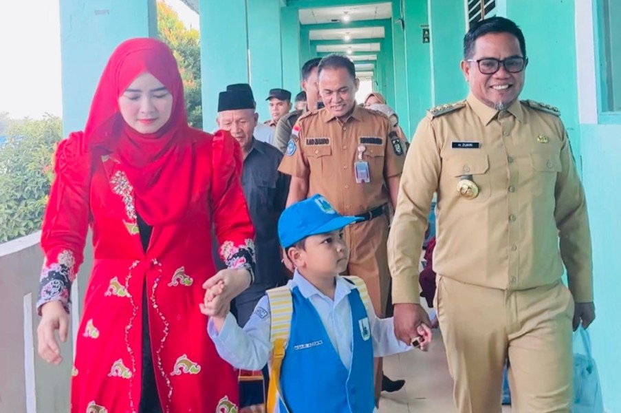 Gerakan Ayah Mengantar Anak Hari Pertama Sekolah, Bupati Pelalawan Tinjau Sekolah