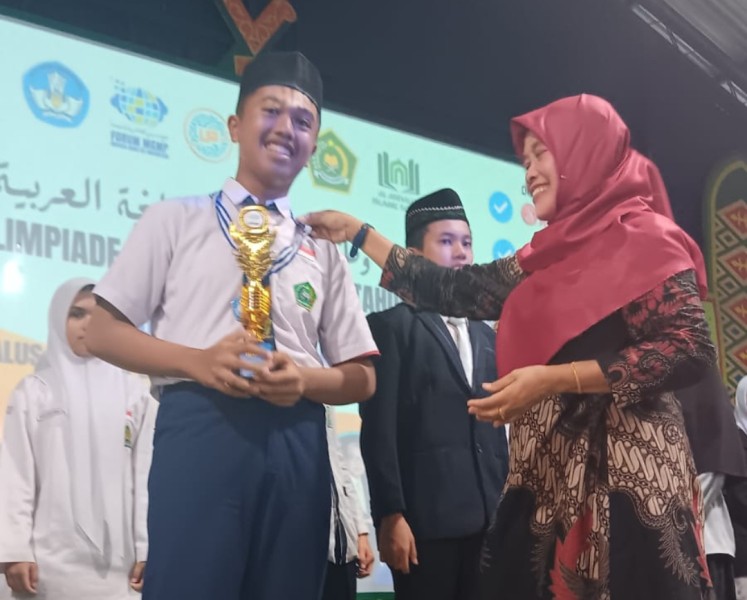 MTsN 1 Inhu Hebat! Dukungan Guru dan Keluarga Antar Nadiv Menjadi Juara 1 OBA Provinsi