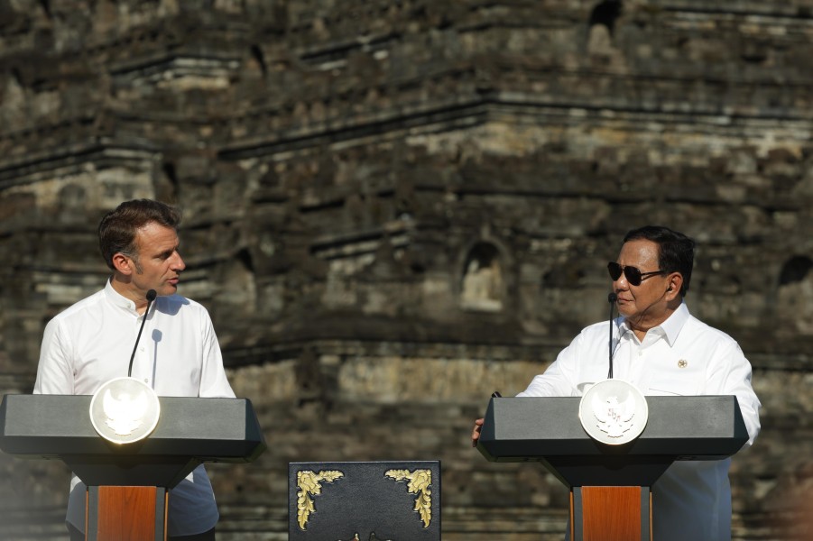 Macron Bersama Prabowo di Borobudur, Ungkap Kagum dan Hormat untuk Indonesia