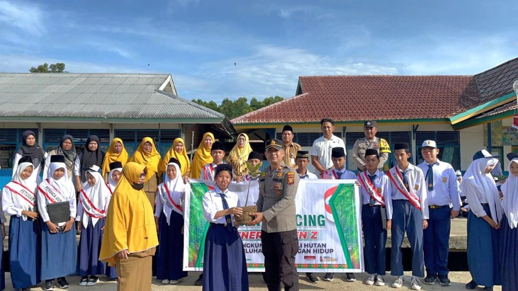 Kapolsek Concong Jadi Pembina Upacara di SMPN 1 Concong, Ajak Generasi Z Tanam Pohon dan Cinta Lingkungan