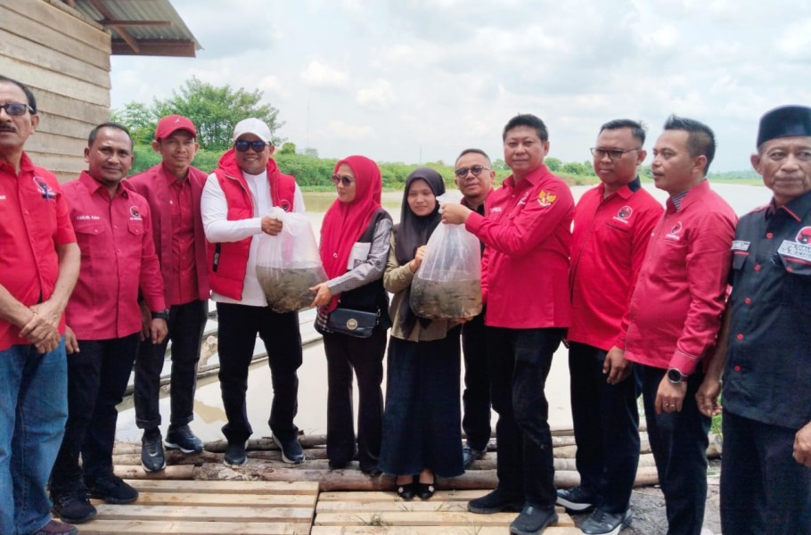 Peringati Hari Kartini, PDI Perjuangan Pelalawan Tanam Pohon hingga Tebar Benih Ikan di Sungai Kerinci