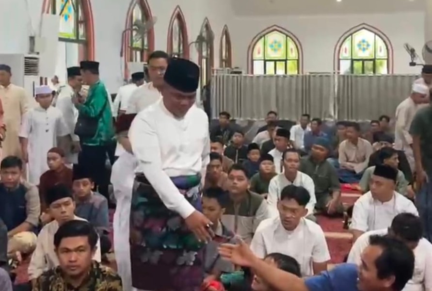 Salat Id di Masjid Al Muttaqin, Bupati Zukri Komit Lanjutkan Program Sosial yang Telah Berjalan