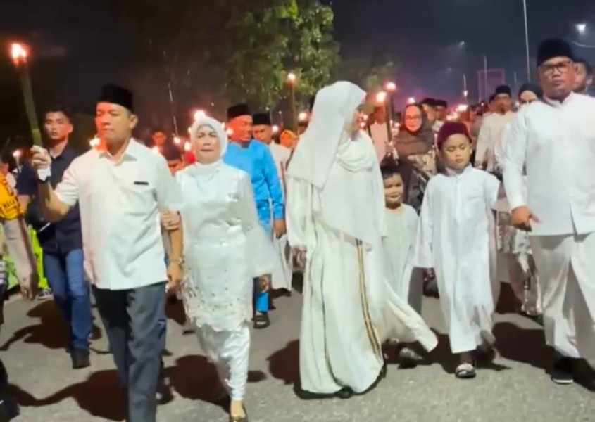 Malam Idul Fitri, Masyarakat Ramaikan Pawai Obor di Kota Pangkakan Kerinci