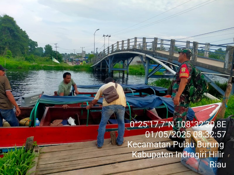Babinsa Koramil 11/PBR Tingkatkan Pengawasan Lalu Lintas Pelabuhan Rakyat Bersama APDes