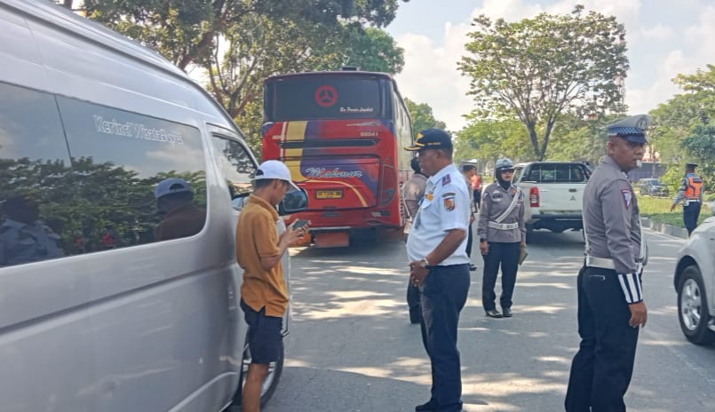 Dishub Bersama Kepolisian Menindak Pengemudi Truk yang Melanggar Aturan