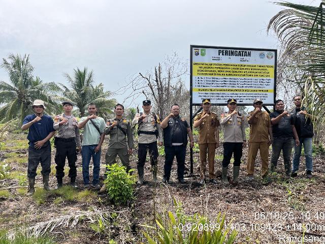 Satreskrim Polres Meranti Bersama Masyarakat Rangsang Pasang Plang Peringatan Karhutla