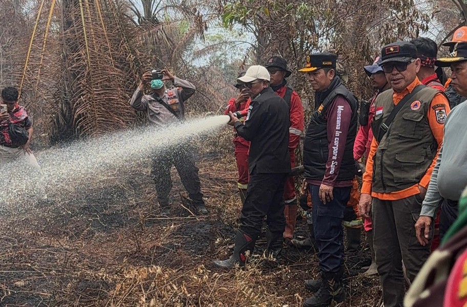 Bupati Zukri Bersama Tim Terpadu Tinjau Titik Karhutla di Desa Gambut Mutiara via Udara