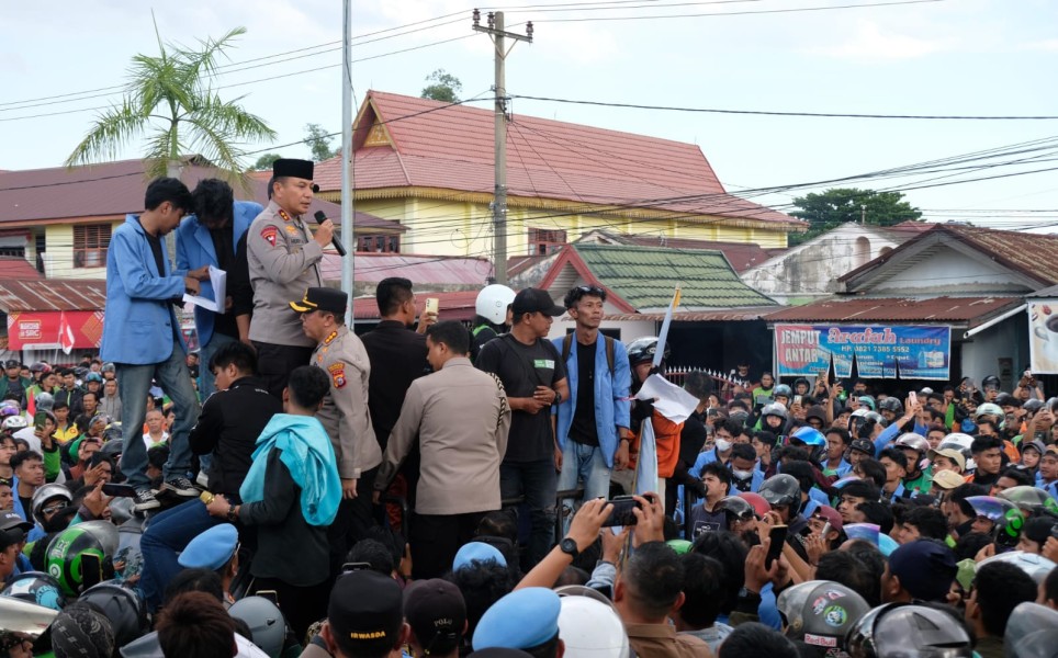 Demo Depan Mapolda Riau Berlangsung Damai, Kapolda Riau Temui Ojol dan Mahasiswa