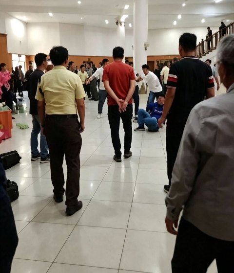 Dua Kelompok Pendukung Anggota DPRD Riau Baku Hantam di Gedung DPRD, Lobi Sempat Mencekam