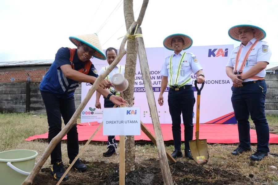 KAI Logistik Dukung Gerakan Satu Juta Pohon dengan Tanam 1.200 Pohon