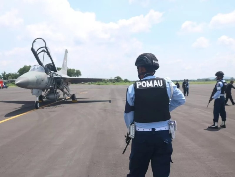 Detik-Detik Pesawat Tempur TNI AU Lakukan Force Down Pesawat Asing dalam Latihan di Lanud Iswahjudi