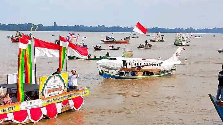 Ribuan Masyarakat Saksikan Festival Pompong Hias di Sungai Intan Inhil