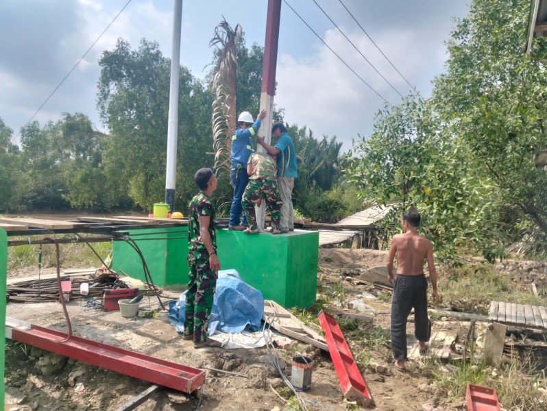 Progres Pembangunan Jembatan Perintis Garuda di Kuala Muda Kecil Terus Dipacu, Personel Kodim 0314/Inhil dan Warga Gotong Royong