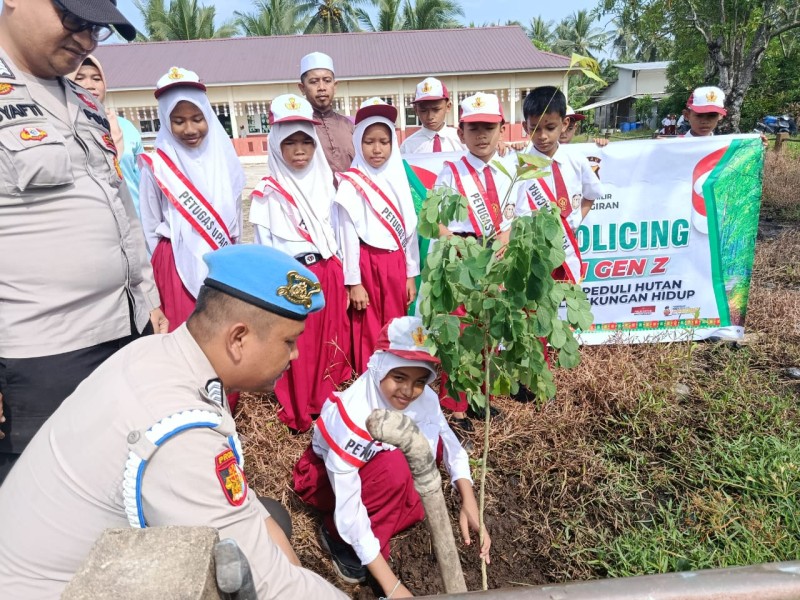 Di Momen Hari Sumpah Pemuda, Polsek Pelangiran Giatkan Kembali Green Policing di Sekolah
