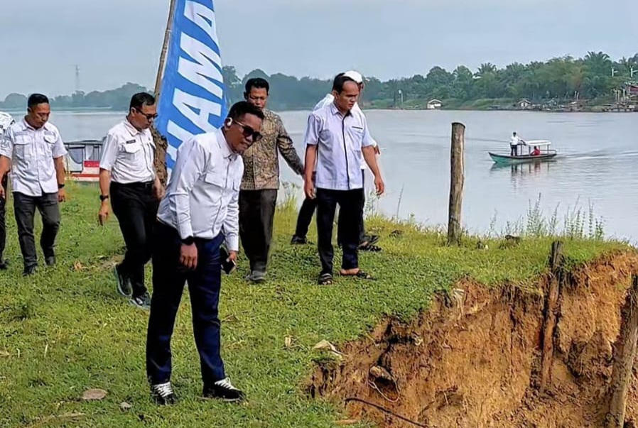 Bupati Pelalawan Tinjau Abrasi Sungai Kampar, Minta Penanganan Serius