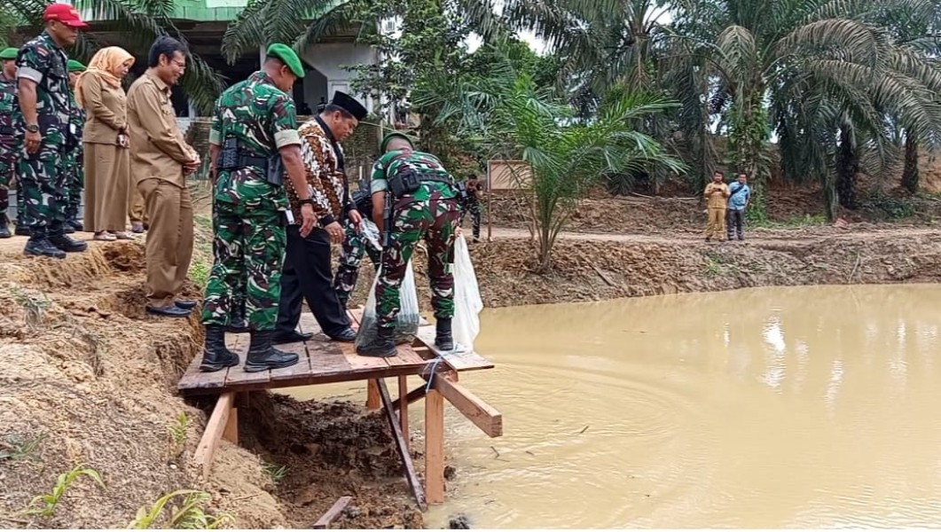 Dukung Kemandirian Pangan, Danbrigif TP 89/GG dan DPRD Inhu Tinjau Lahan Prajurit Yonif 850/SC