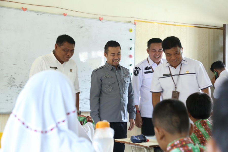 Simulasi Makan Siang Bergizi di SDN 185 dan SMPN 49 Pekanbaru Berjalan Lancar