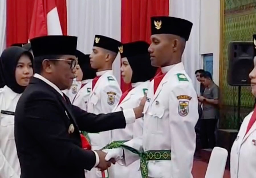 Penuh Khidmat, Bupati Pelalawan H. Zukri Kukuhkan 30 Anggota Paskibraka 2026