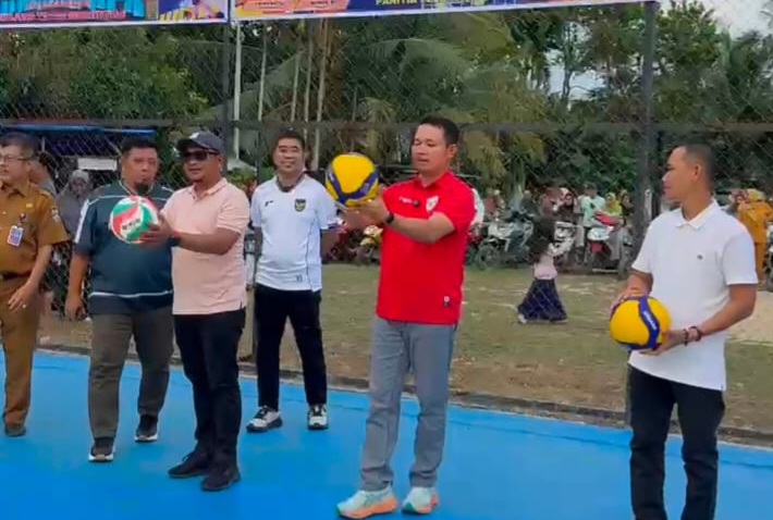 Buka Turnamen Voli Putri Cup I Desa Betung, Husni Tamrin Tekankan Soal Ini