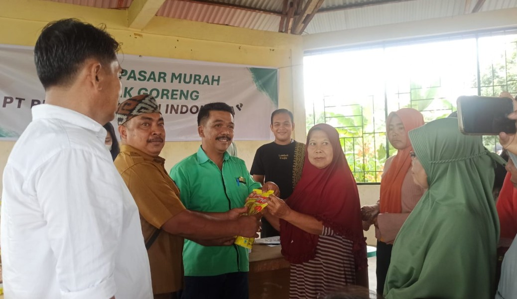 PT. PHI PKS Unit Langgam Gelontorkan 4.008 Liter Minyak Goreng Gelar Operasi Pasar Murah