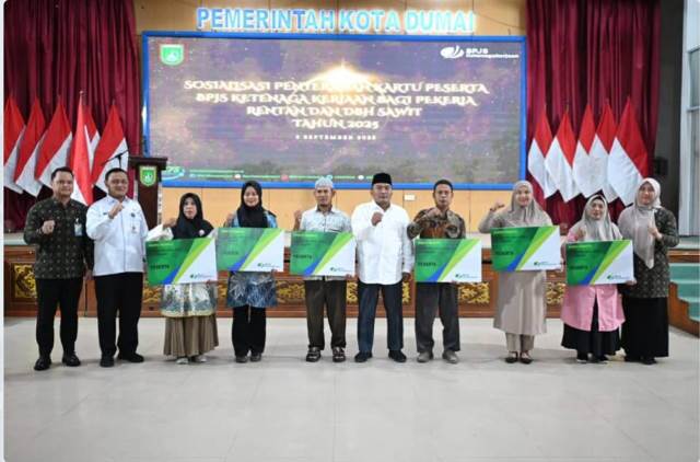 Wakil Wali Kota Dumai Serahkan Kartu Peserta BPJS Ketenagakerjaan Pekerja Rentan