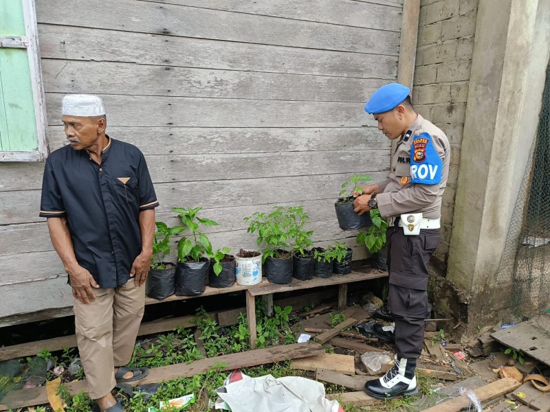 Enok Produktif, Aiptu Riki Hendra Imbau Petani Optimalkan Lahan untuk Target Pangan Nasional