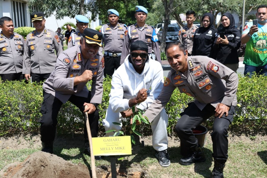 Melly Mike Ikut Green Policing Tanam Pohon di Polda Riau
