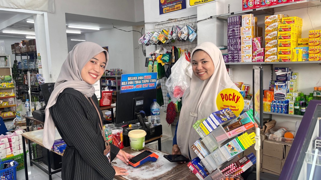 BRI Genteng Dorong Digitalisasi Toko Grosir, QRIS melalui EDC Permudah Transaksi Toko Borneo